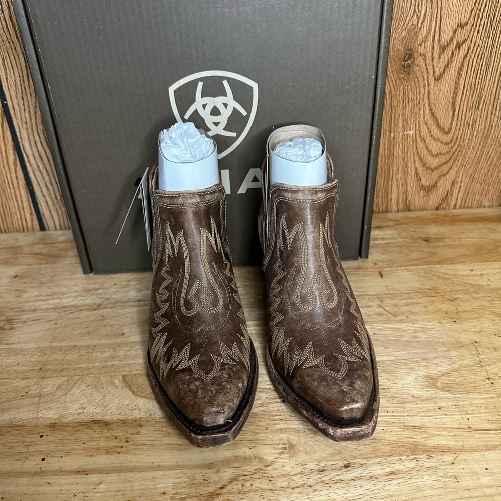 Ariat Dixon’s- Naturally Distressed Brown *NWT*